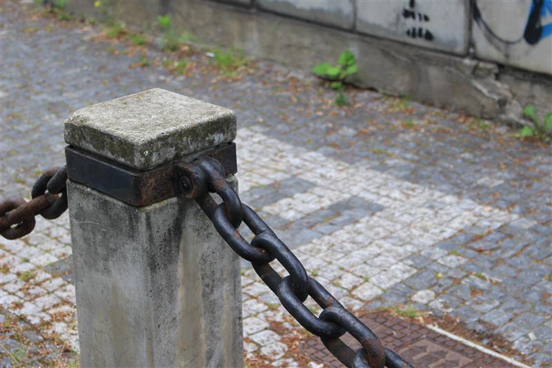 Column with a black iron chain